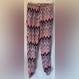 Faded Glory jrs  14/16 thin flowing pants, fitted ankles multi color pink/navy
